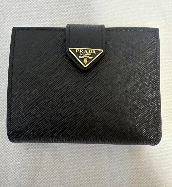 Prada プラダ 二つ折り 財布 ブラックj