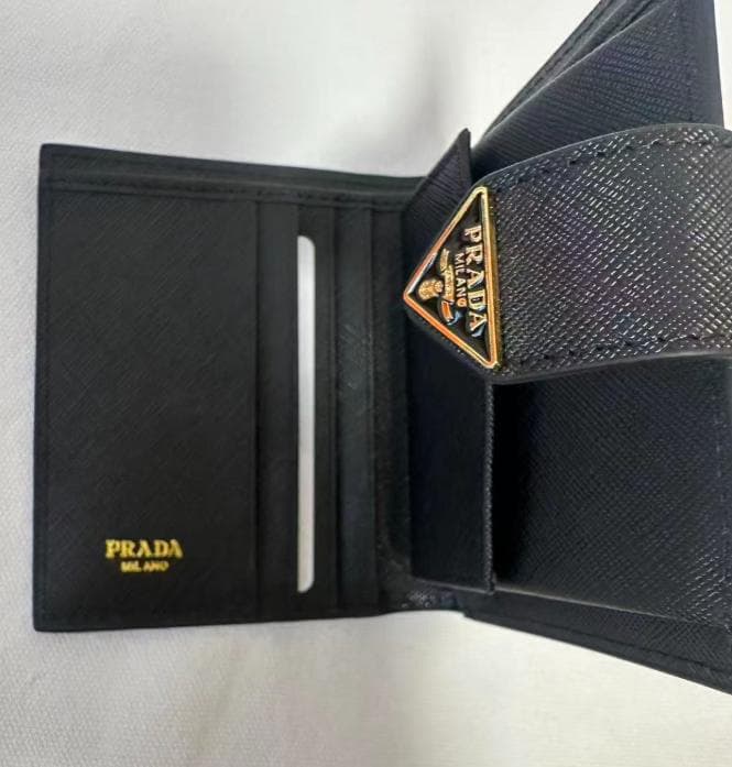 Prada プラダ 二つ折り 財布 ブラックj