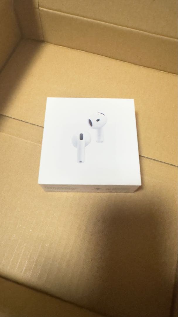 AirPods 4 本体 + ワイヤレス充電ケース