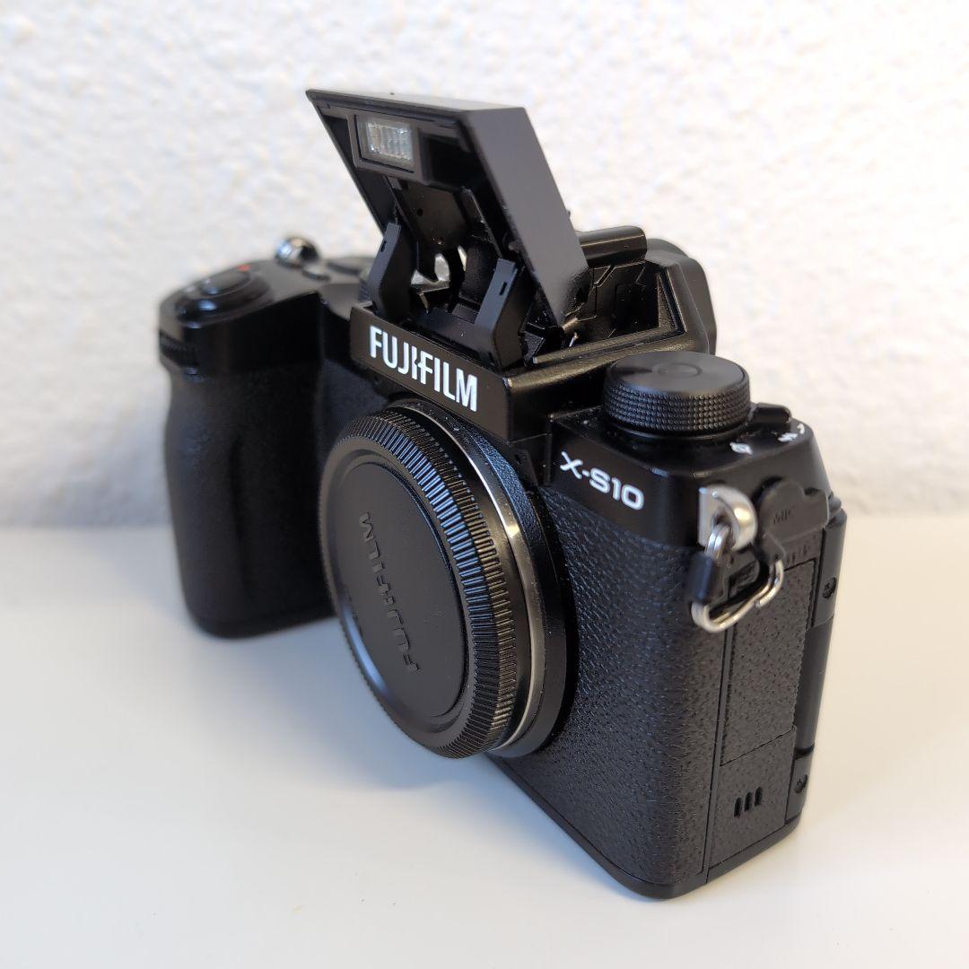 Fujifilm X-S10 ミラーレス一眼カメラ 本体と付属品
