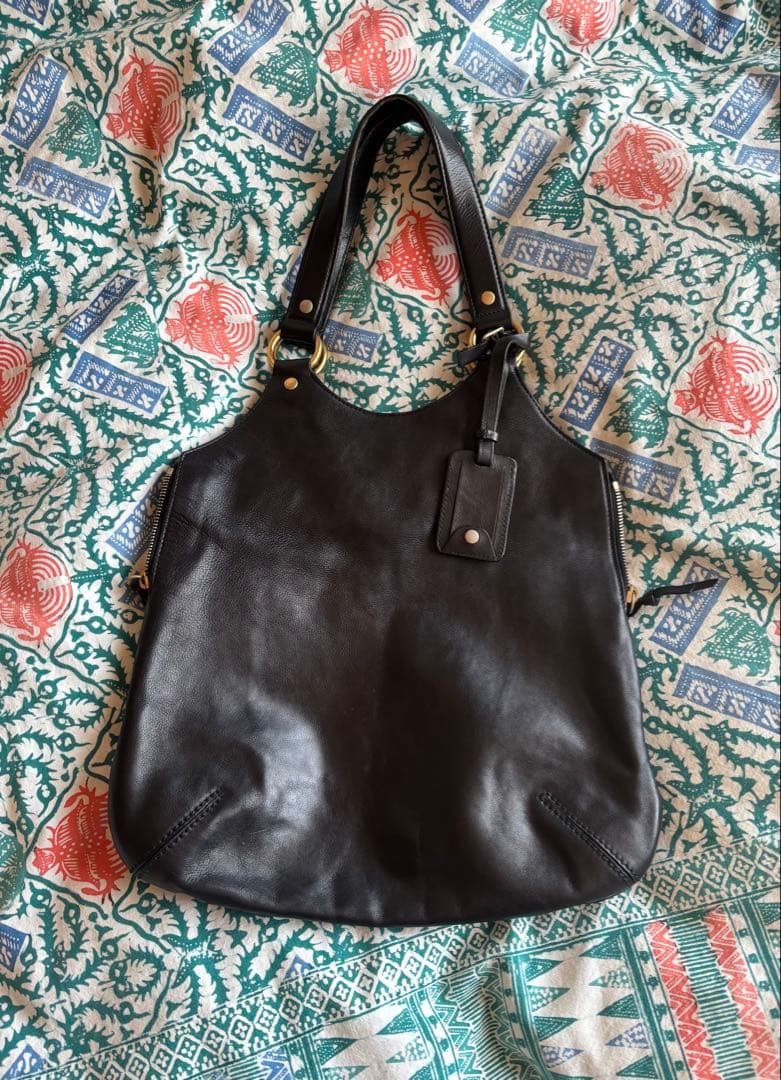 イヴ・サンローラン　ブラック　レザー　バック