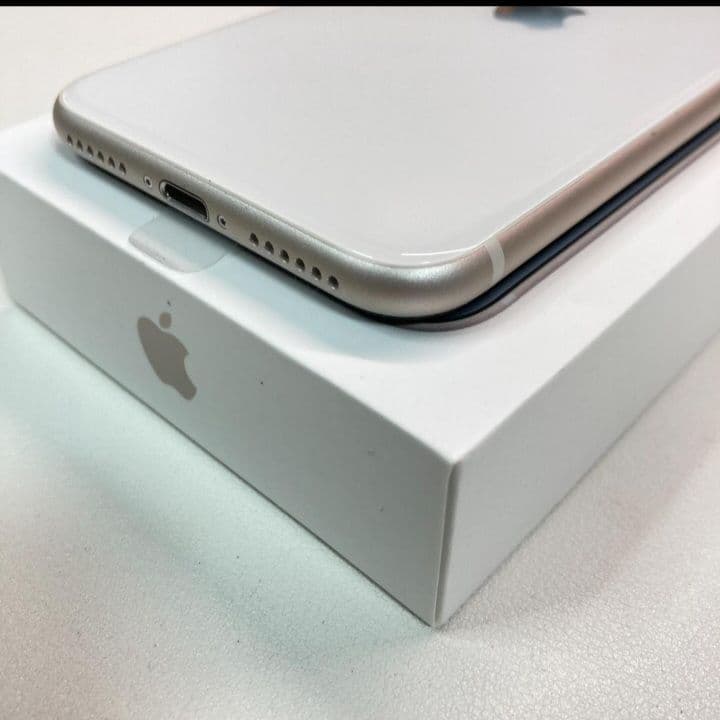 iPhoneSE3 64gb　極美品☆新品バッテリー