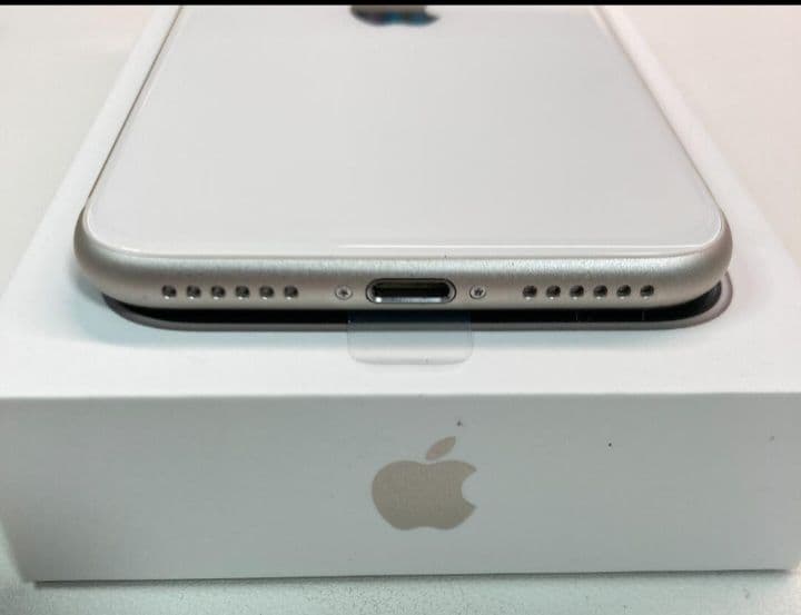 iPhoneSE3 64gb　極美品☆新品バッテリー