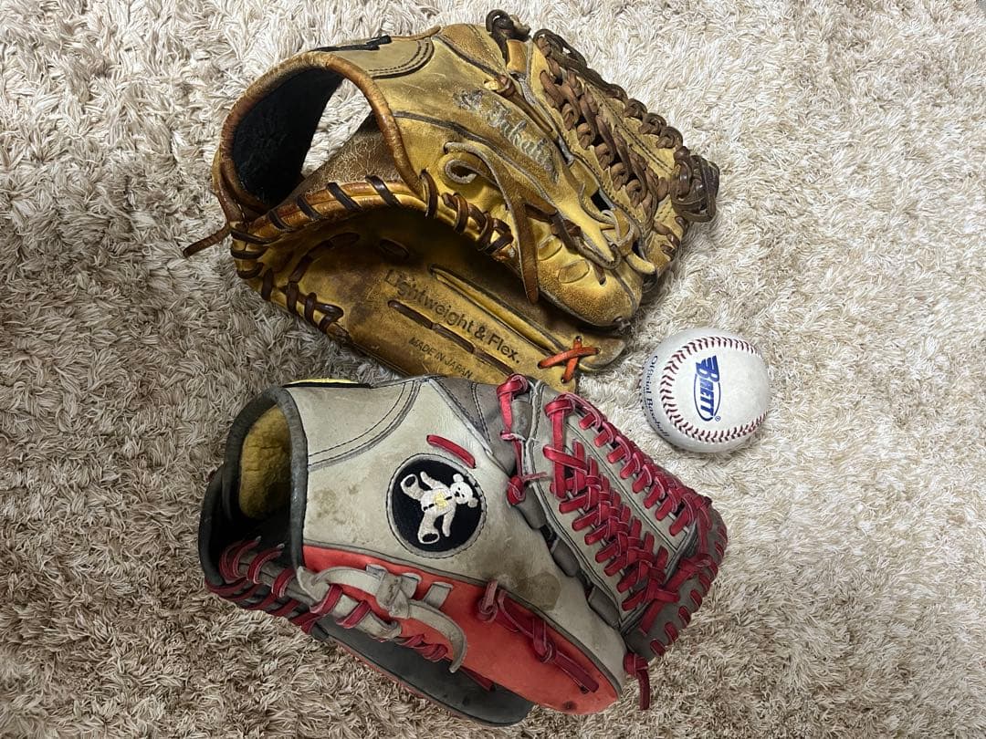 東京ヤクルトスワローズ荒木選手と丹野選手の公式戦で使用したグローブ