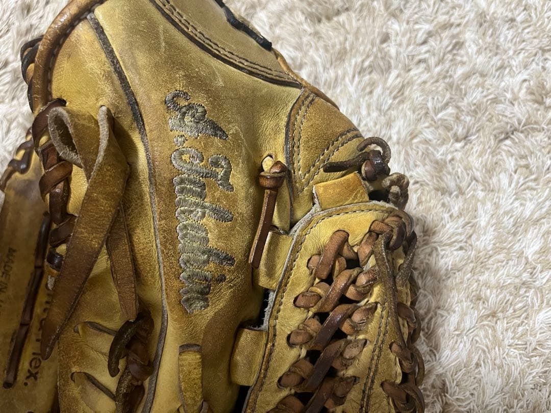 東京ヤクルトスワローズ荒木選手と丹野選手の公式戦で使用したグローブ