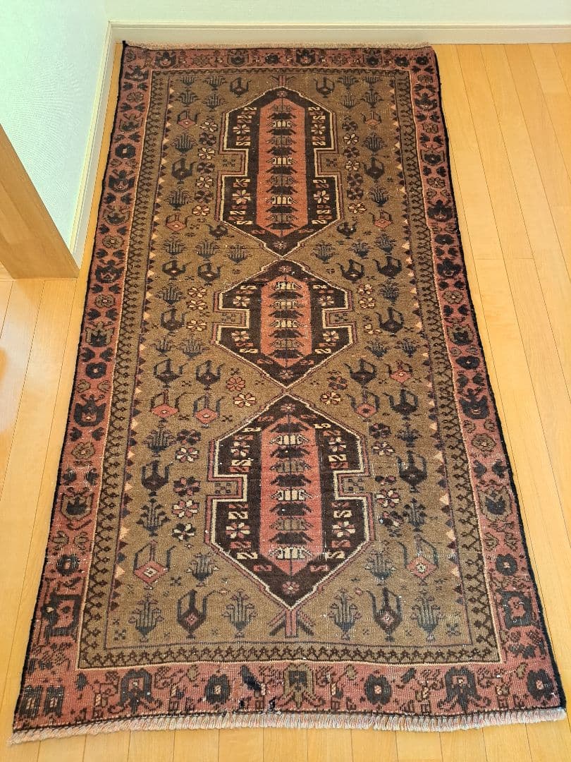 手織り絨毯　トライバルラグ　ヴィンテージラグ　ウール　カーペット　水差し