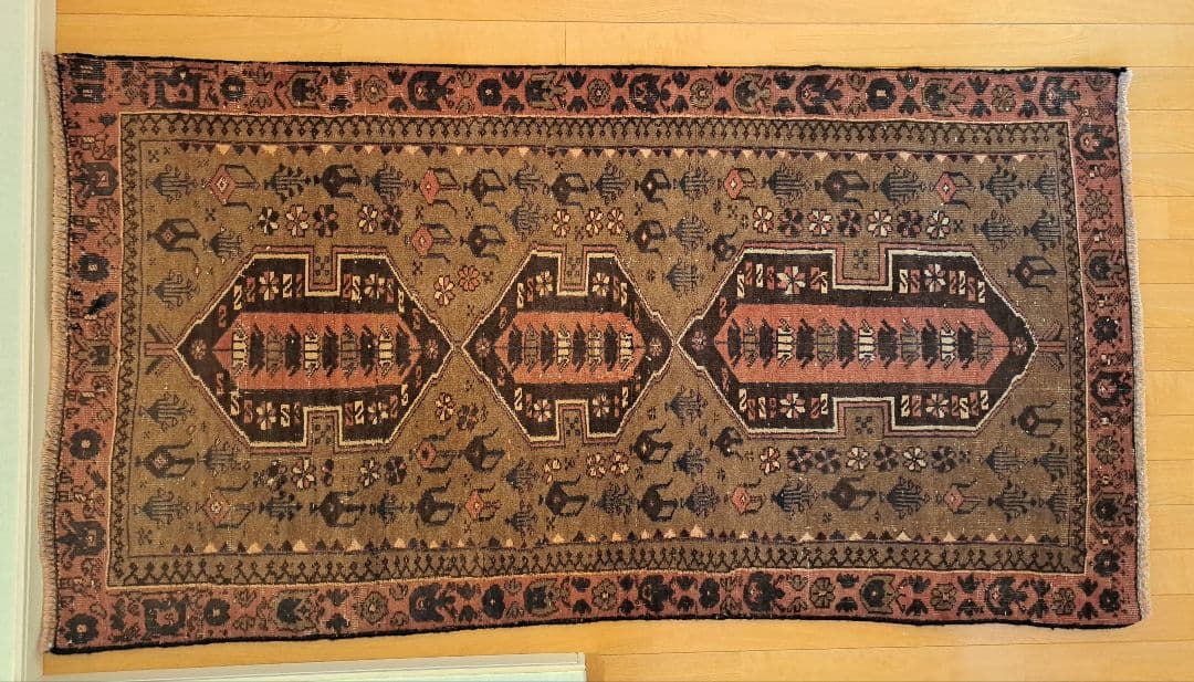 手織り絨毯　トライバルラグ　ヴィンテージラグ　ウール　カーペット　水差し