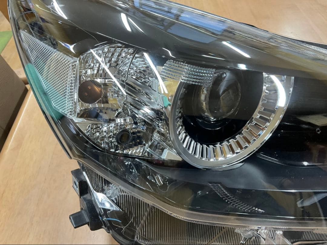 マツダ　マツダ2 右ヘッドライト