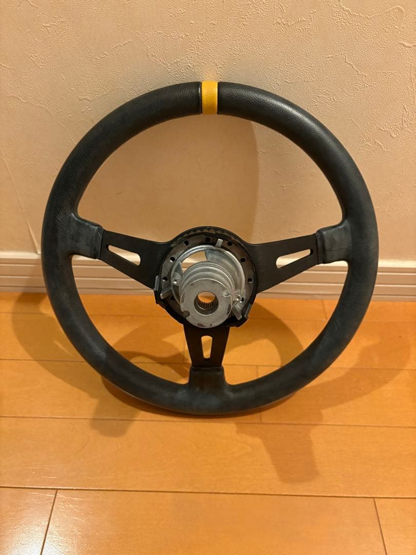 MOMO ステアリング ULTRA JPN ブラックスポークレザー 350mm