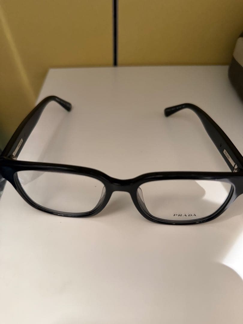 PRADA 黒縁メガネ