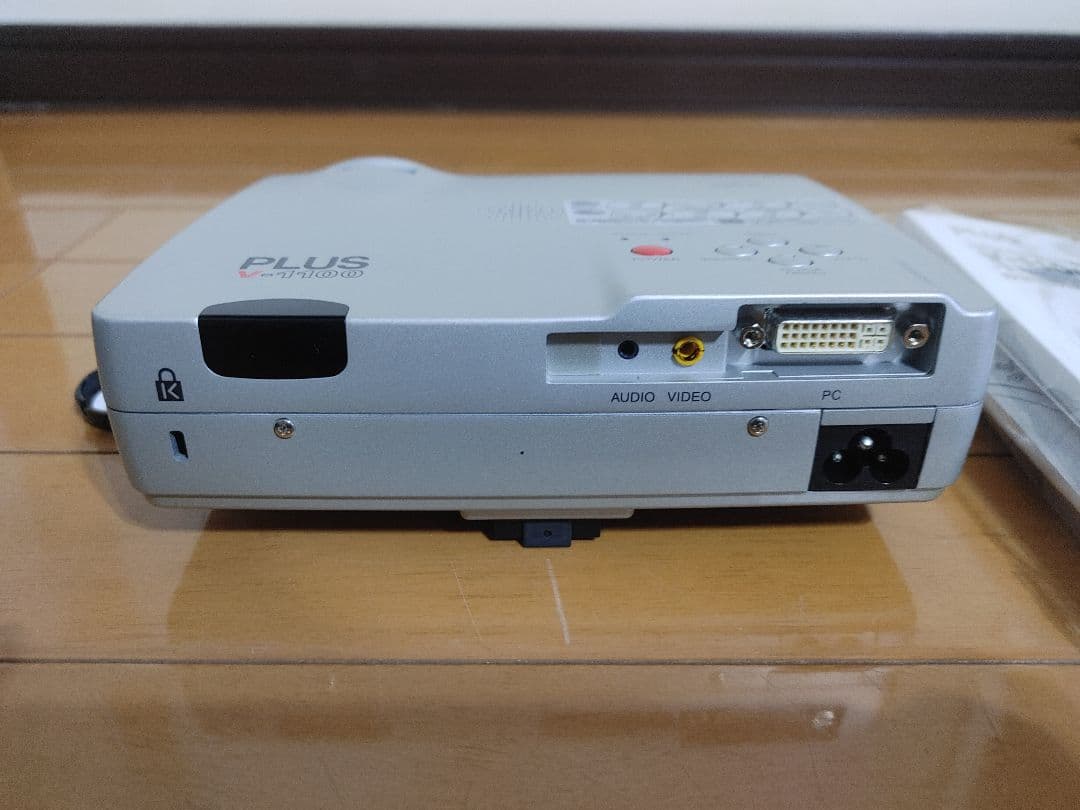 【美品・動作確認済】PLUS 小型プロジェクター V-1100 付属品完備