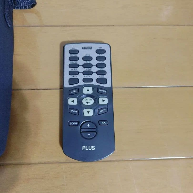 【美品・動作確認済】PLUS 小型プロジェクター V-1100 付属品完備
