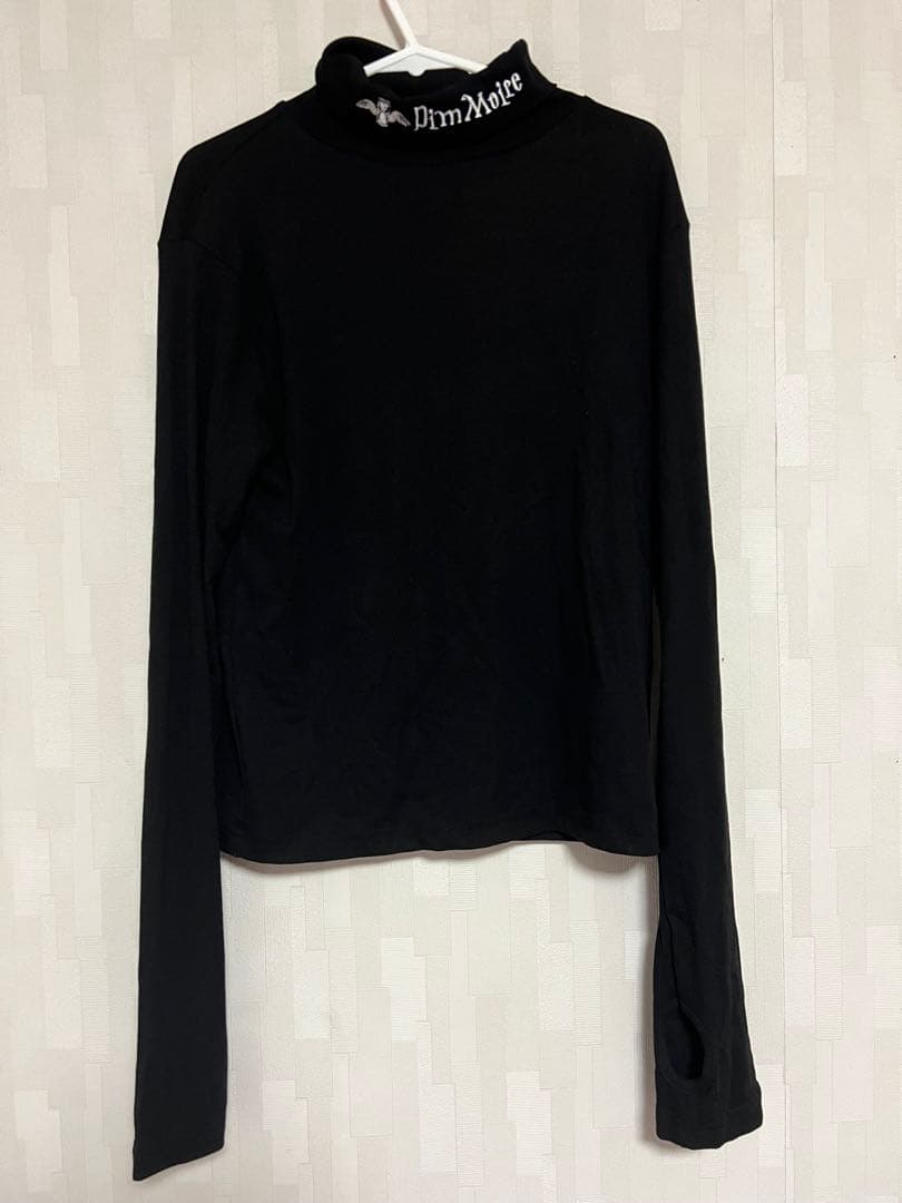 DimMoire ディムモアール ロゴ刺繍ハイネックトップス ブラック