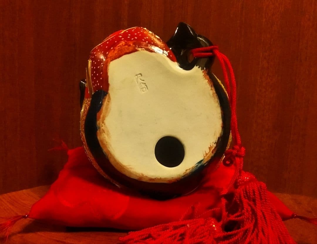 九谷焼 招き猫 赤盛６号 打ち出の小槌 右手上げ 座布団付き