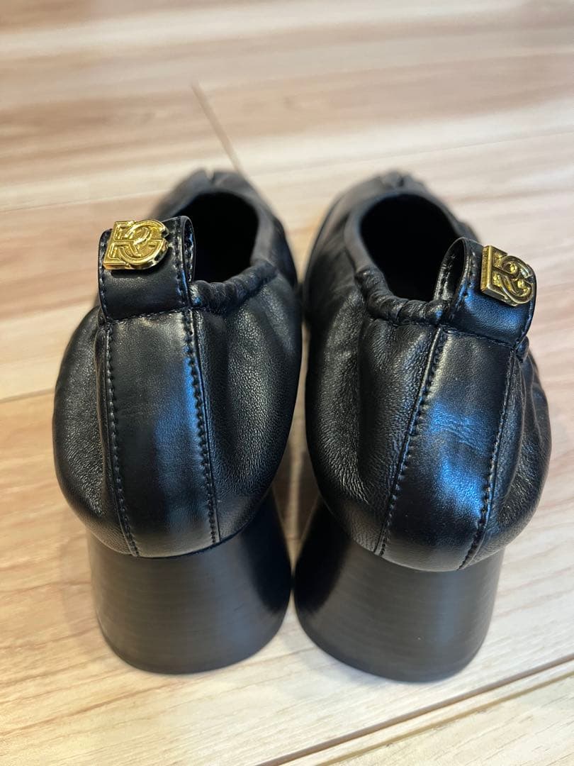 Le Talon GRISE ギャザー入りブラックレザーパンプス