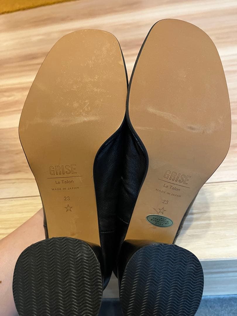 Le Talon GRISE ギャザー入りブラックレザーパンプス