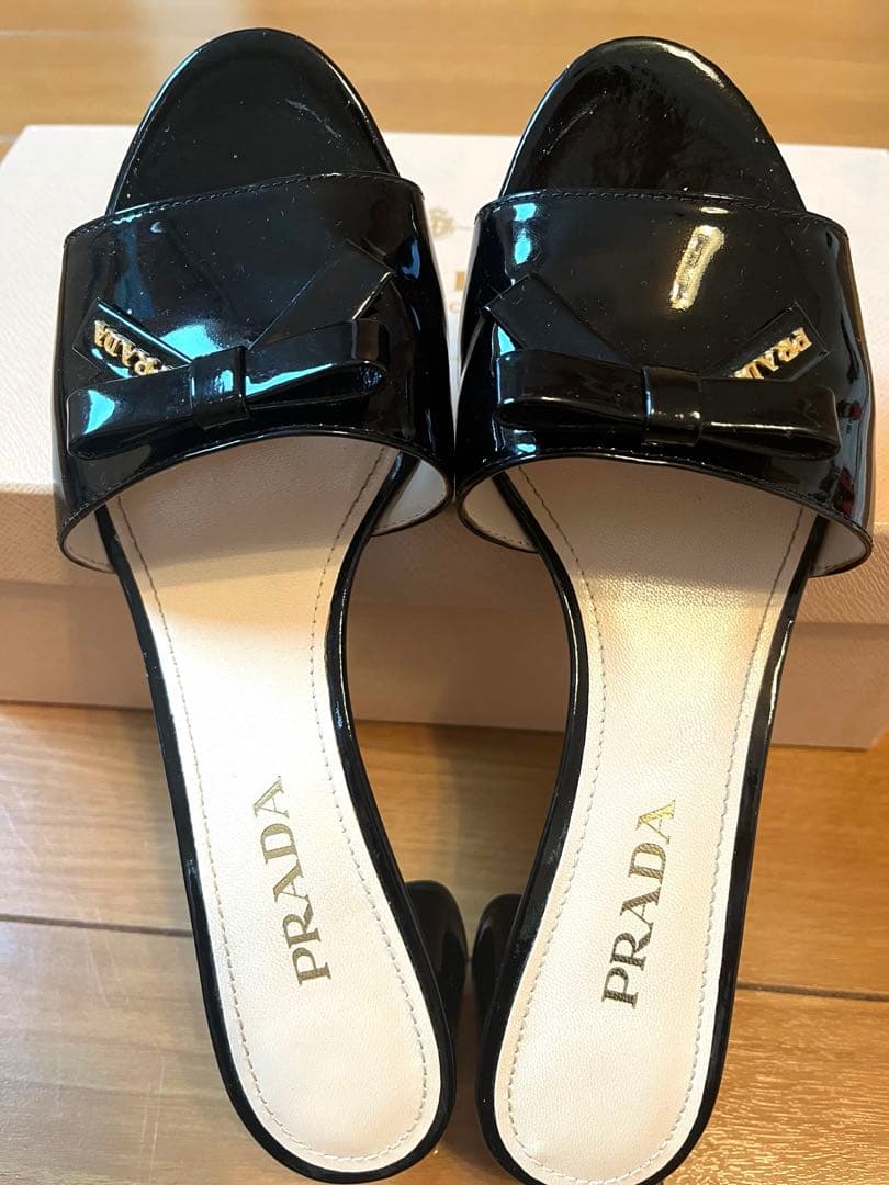 PRADAリボンパテントミュール