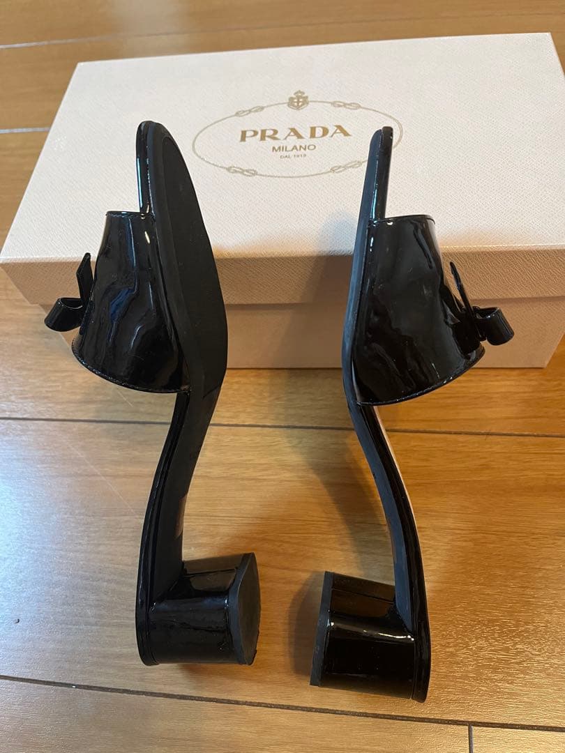 PRADAリボンパテントミュール