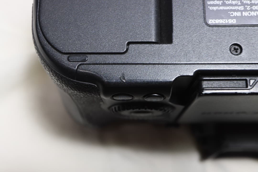 値下げCanon EOS R6 本体と付属品（バッテリは2個）　5600枚撮影