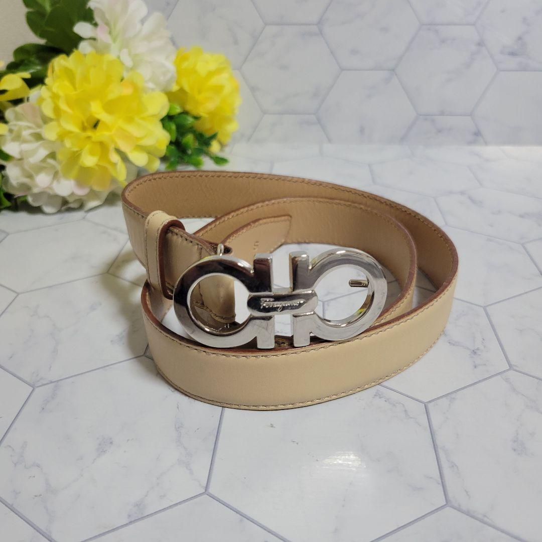 フェラガモ　ベージュ×シルバー　上品　細め　ベルト　ワンピース　ドレス　パンツ