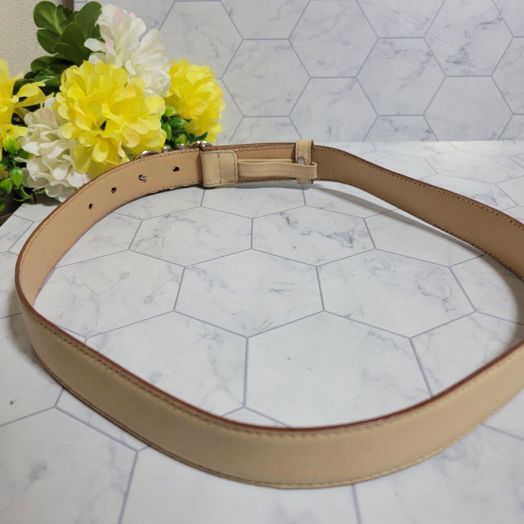 フェラガモ　ベージュ×シルバー　上品　細め　ベルト　ワンピース　ドレス　パンツ