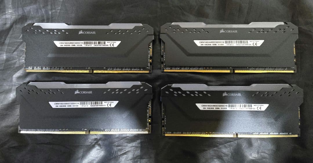 Corsair DDR4 3200Mhz 32GB メモリ （8GBx4）