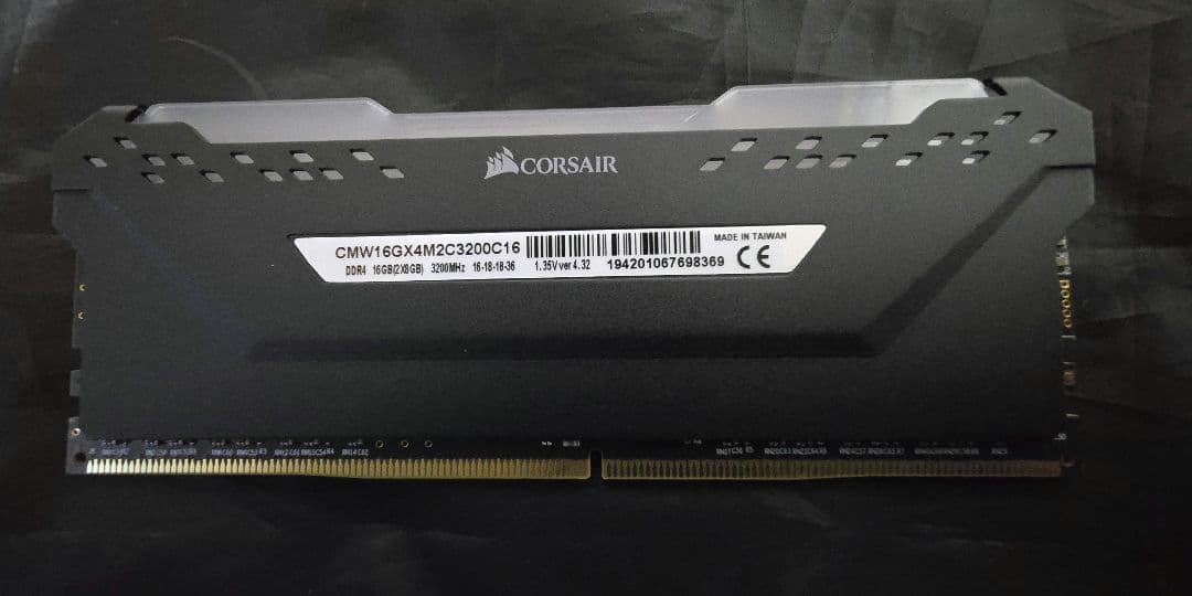 Corsair DDR4 3200Mhz 32GB メモリ （8GBx4）