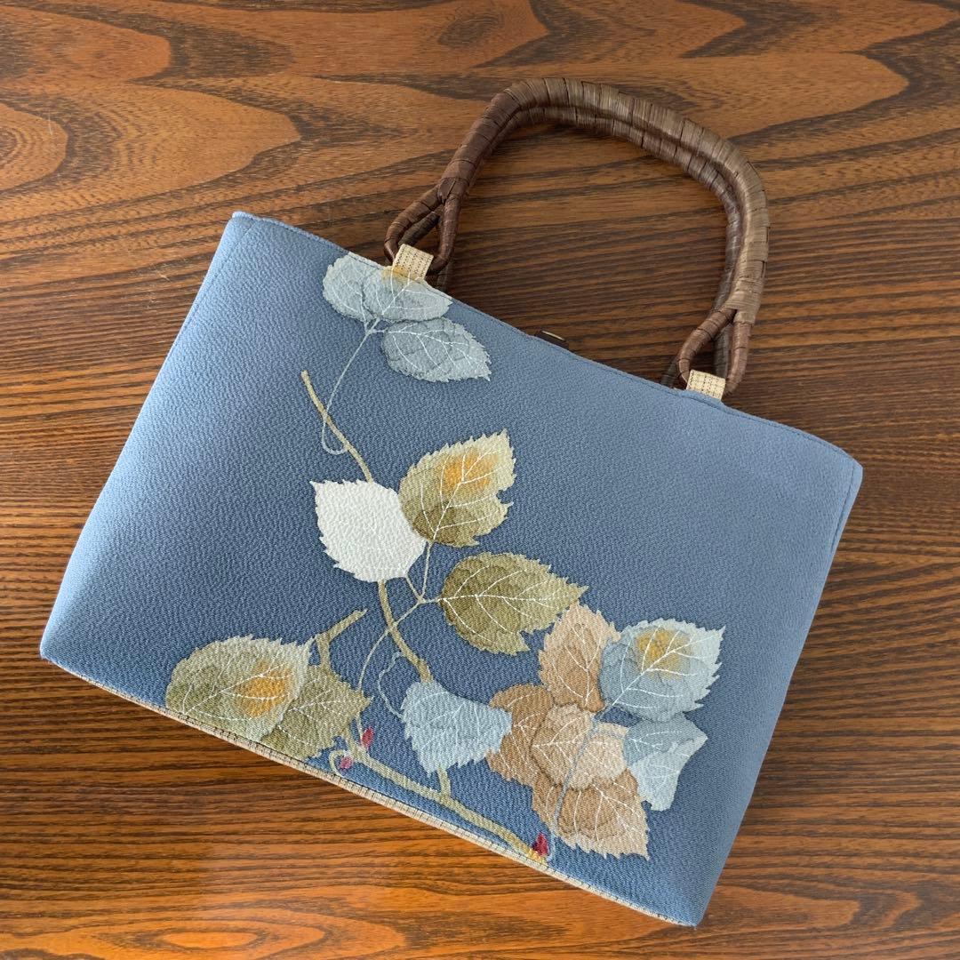 鬼しぼ縮緬　薄縹色に手描きの葉文　リメイク　胡桃皮ハンドルバッグ　浅型マチ広め