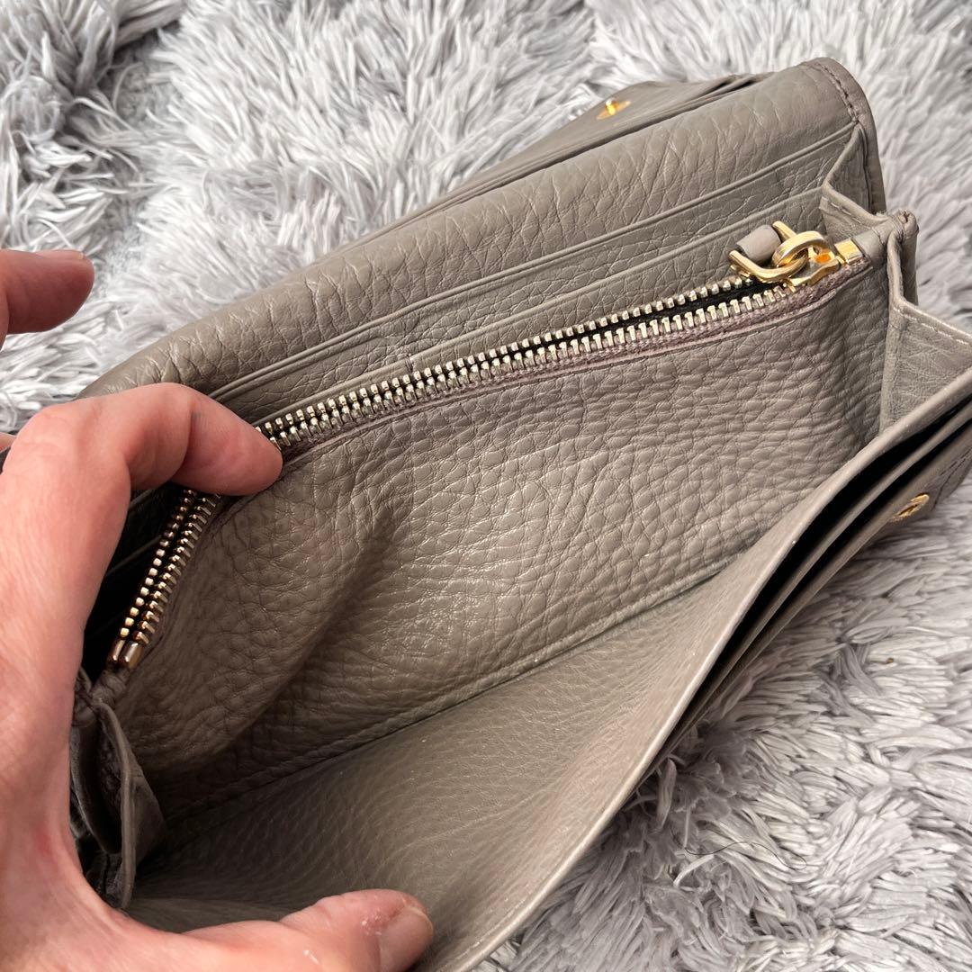 良品✨PRADA 長財布　メタルロゴ　長財布　シボレザー　グレージュ