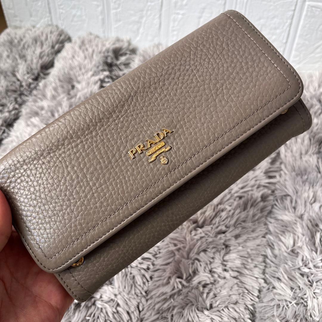 良品✨PRADA 長財布　メタルロゴ　長財布　シボレザー　グレージュ
