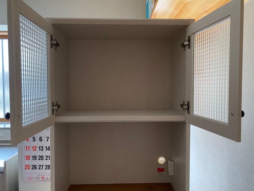 【送料込み】B-company カントリー調食器棚 ガラス扉 コンセント3口