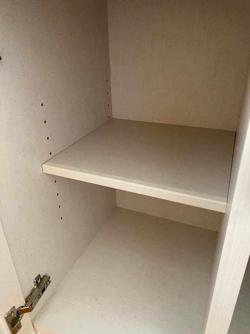 【送料込み】B-company カントリー調食器棚 ガラス扉 コンセント3口