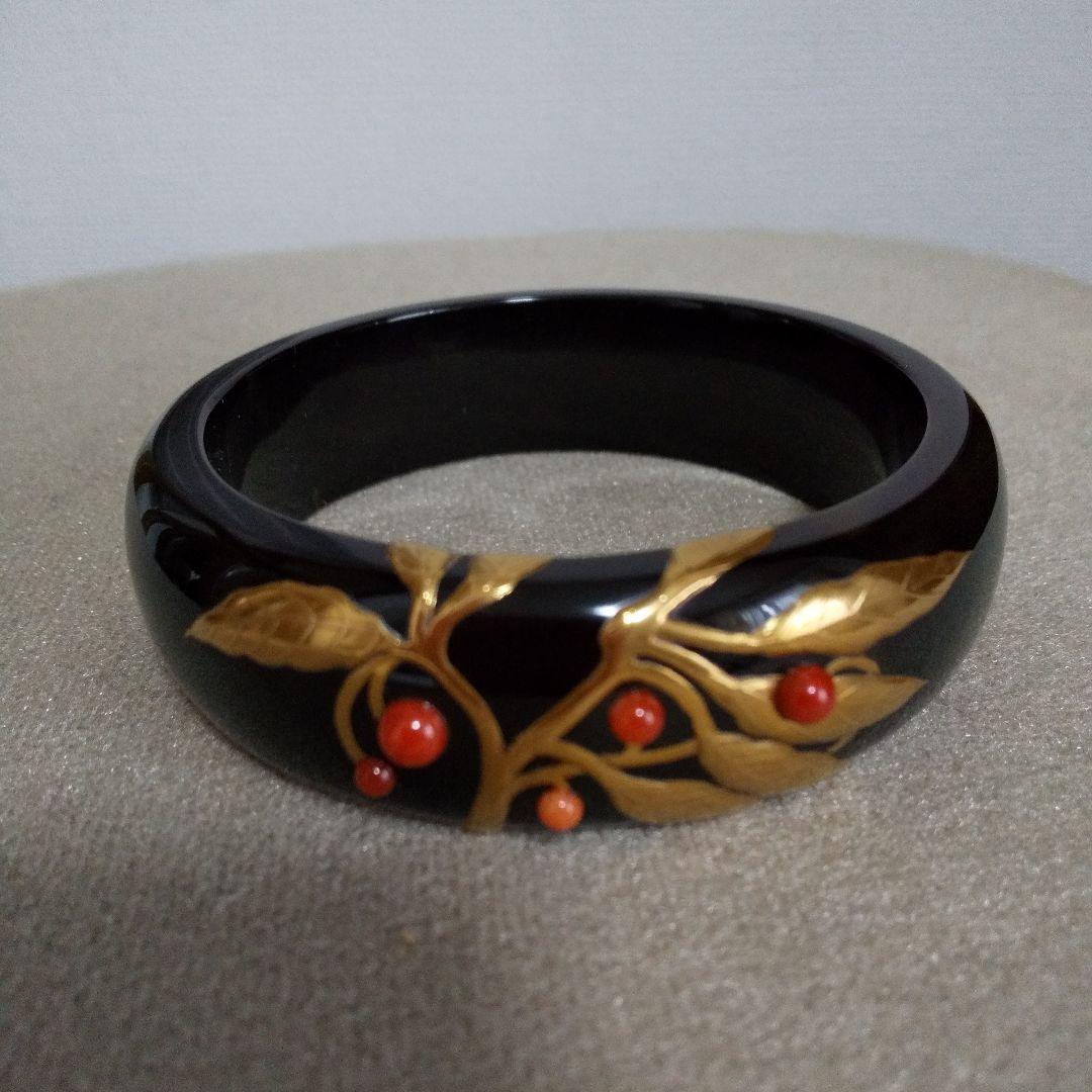 黒べっ甲に金高蒔絵、珊瑚のバングル