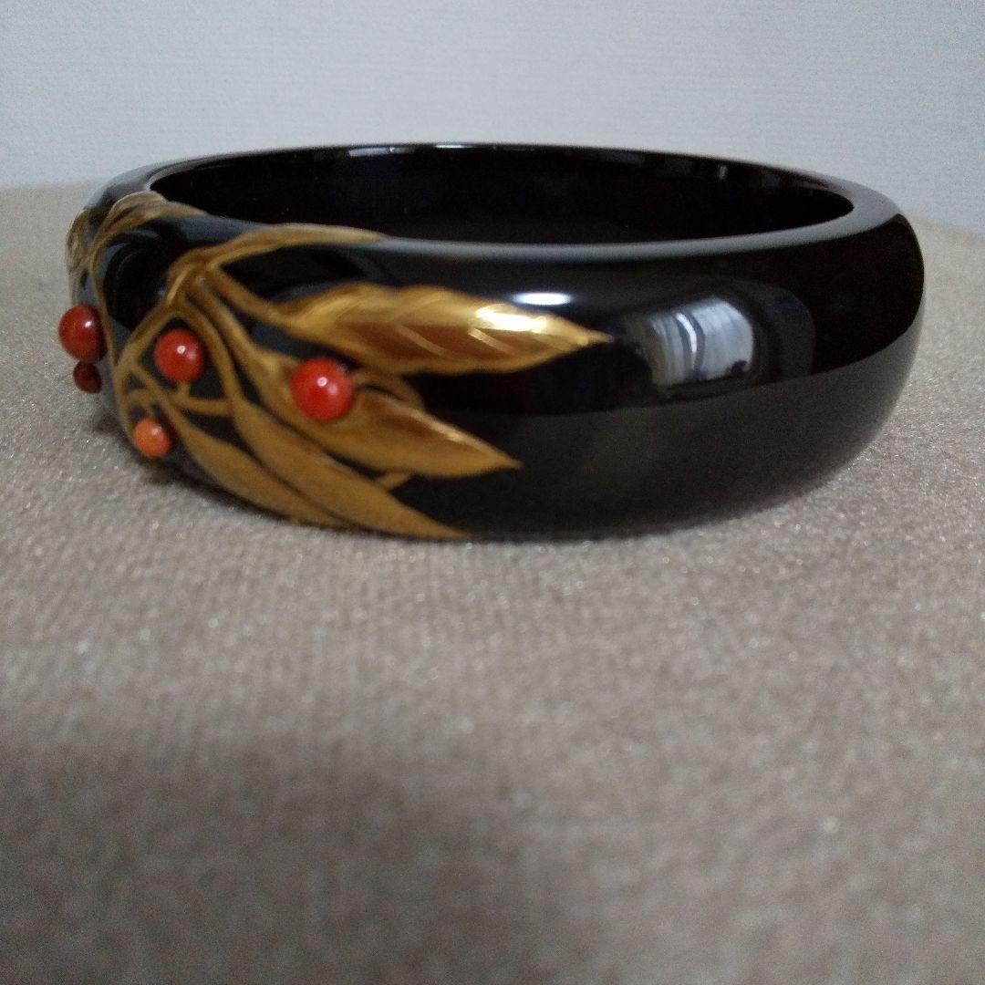 黒べっ甲に金高蒔絵、珊瑚のバングル