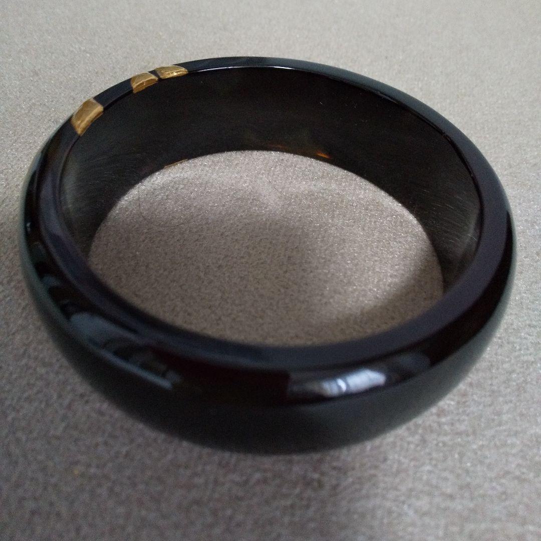 黒べっ甲に金高蒔絵、珊瑚のバングル