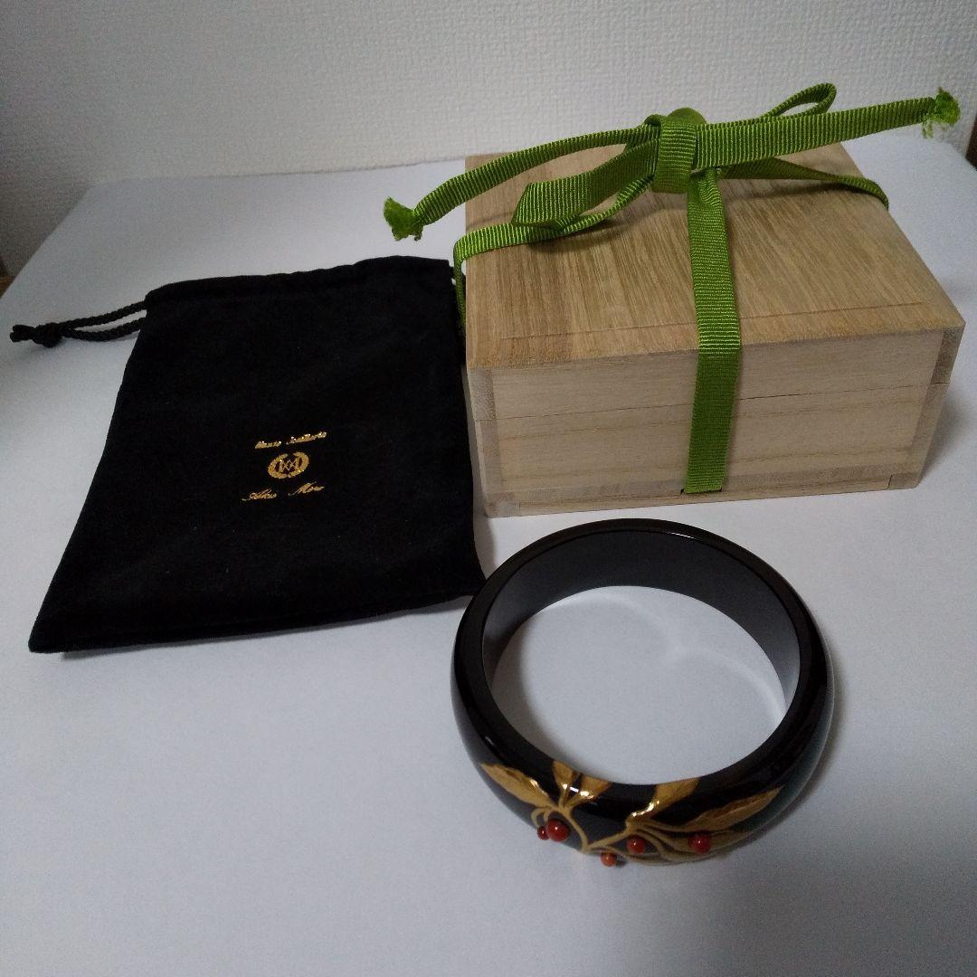 黒べっ甲に金高蒔絵、珊瑚のバングル