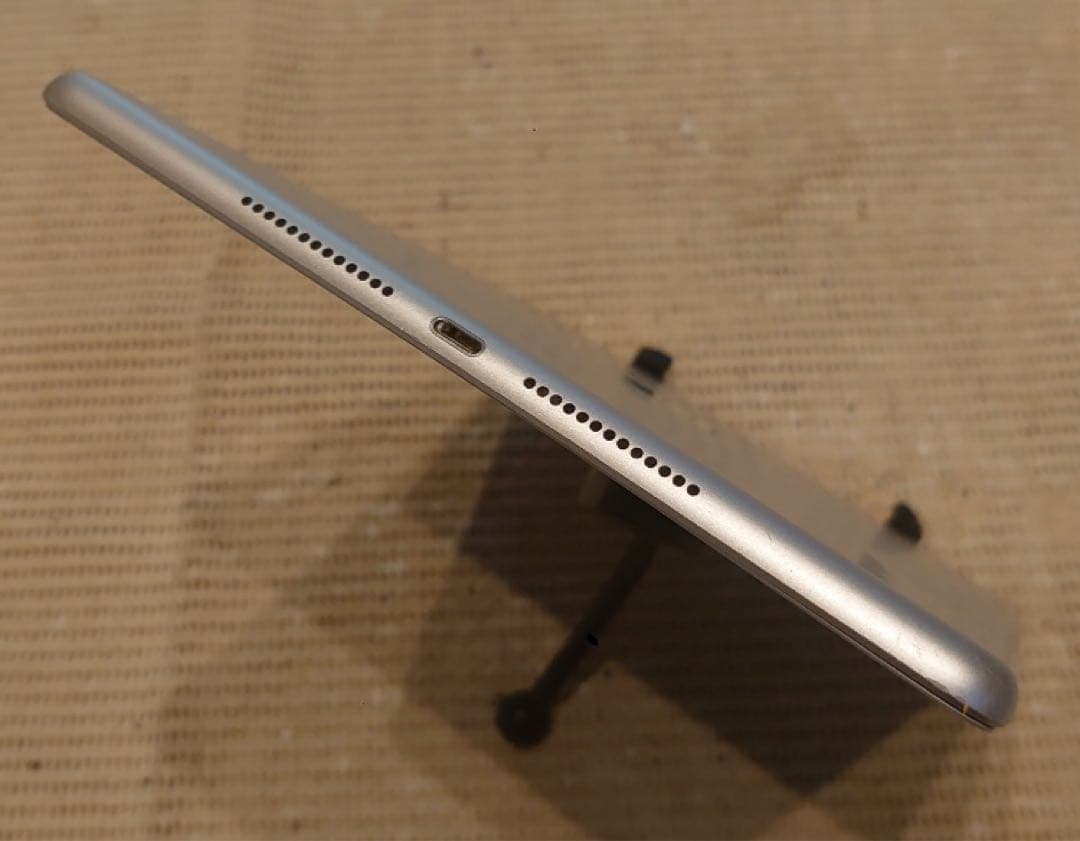 完動品SIMフリーiPad第8世代(A2429)本体32GB送料込MQ1KN