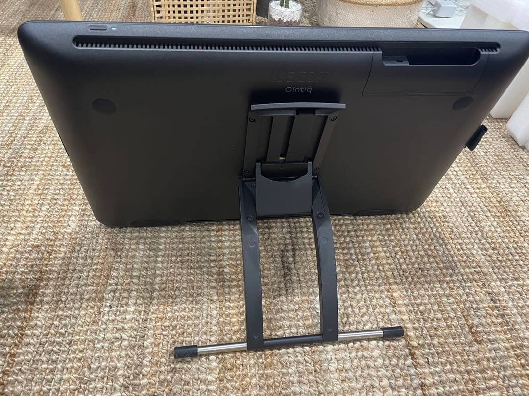 Wacom Cintiq 22 液晶タブレット (DTK2260K0D)