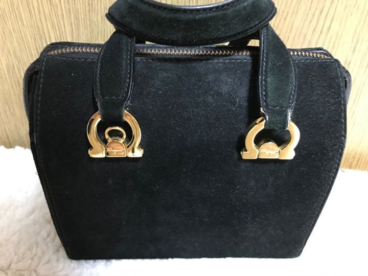 フェラガモパーティバッグ　黒ベルベット