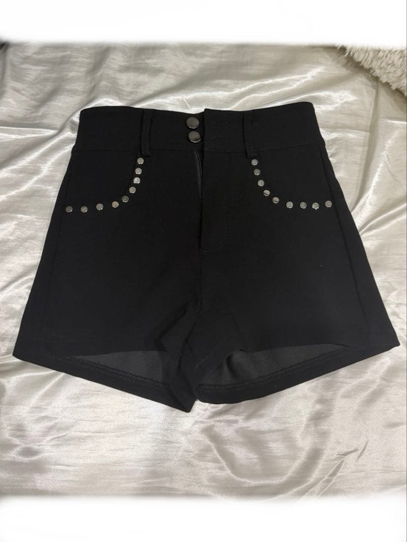 スタッズ付き黒ショートパンツ KISS THE CLUB