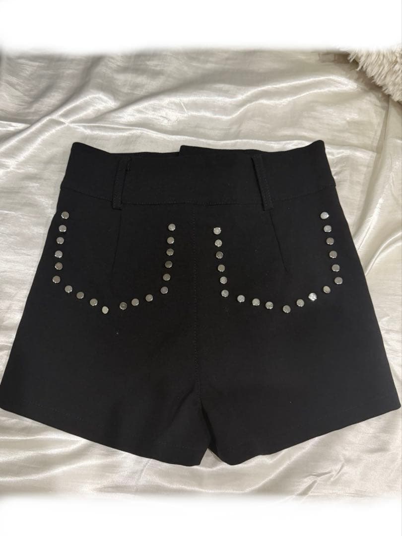 スタッズ付き黒ショートパンツ KISS THE CLUB