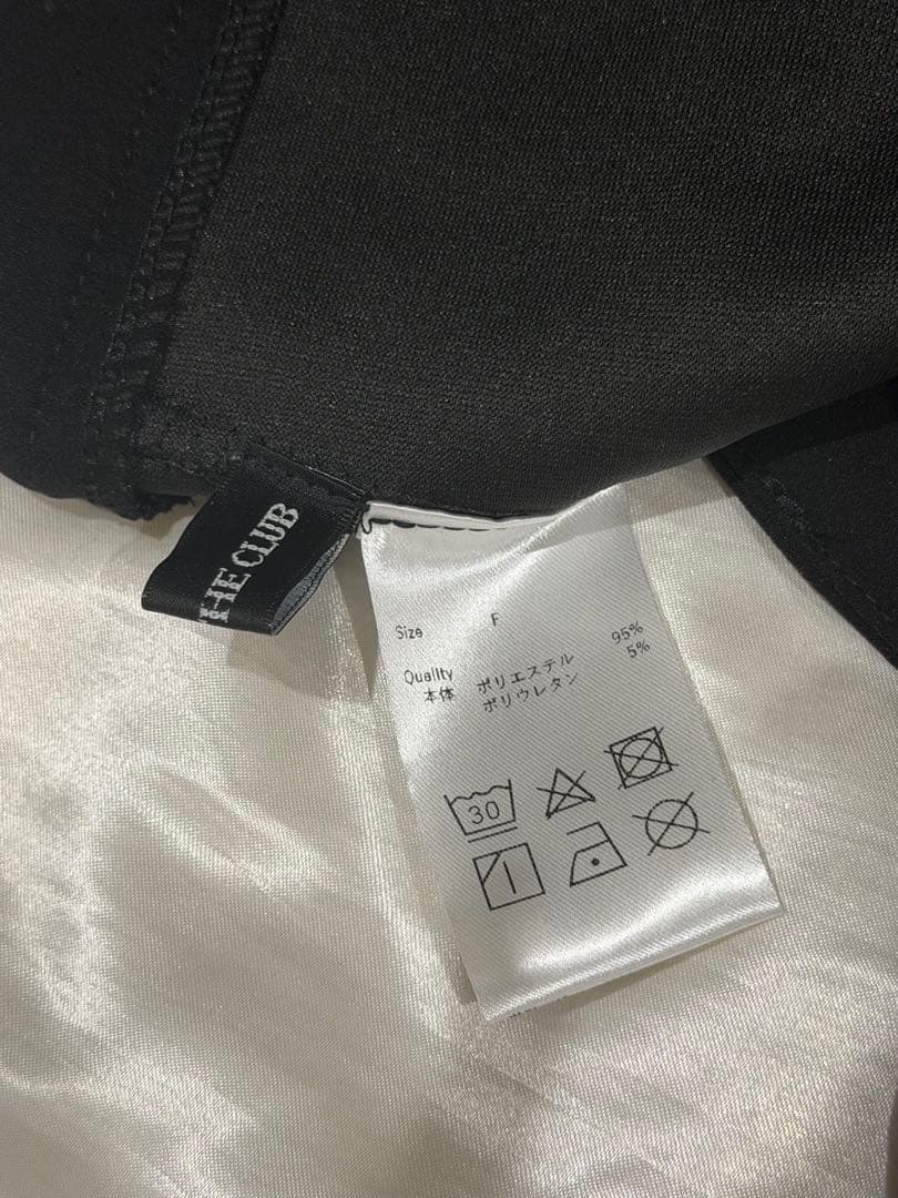 スタッズ付き黒ショートパンツ KISS THE CLUB