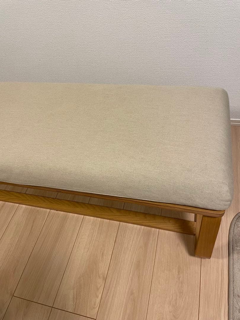 無印　リビングでもダイニングでもつかえるベンチオーク材　ベージュの布製ベンチ