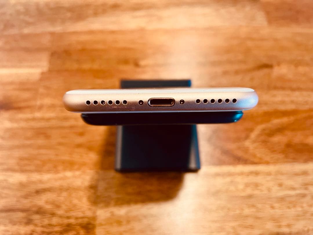 ④美品 Apple iPhone8 64GB ゴールド SIMロック解除済み