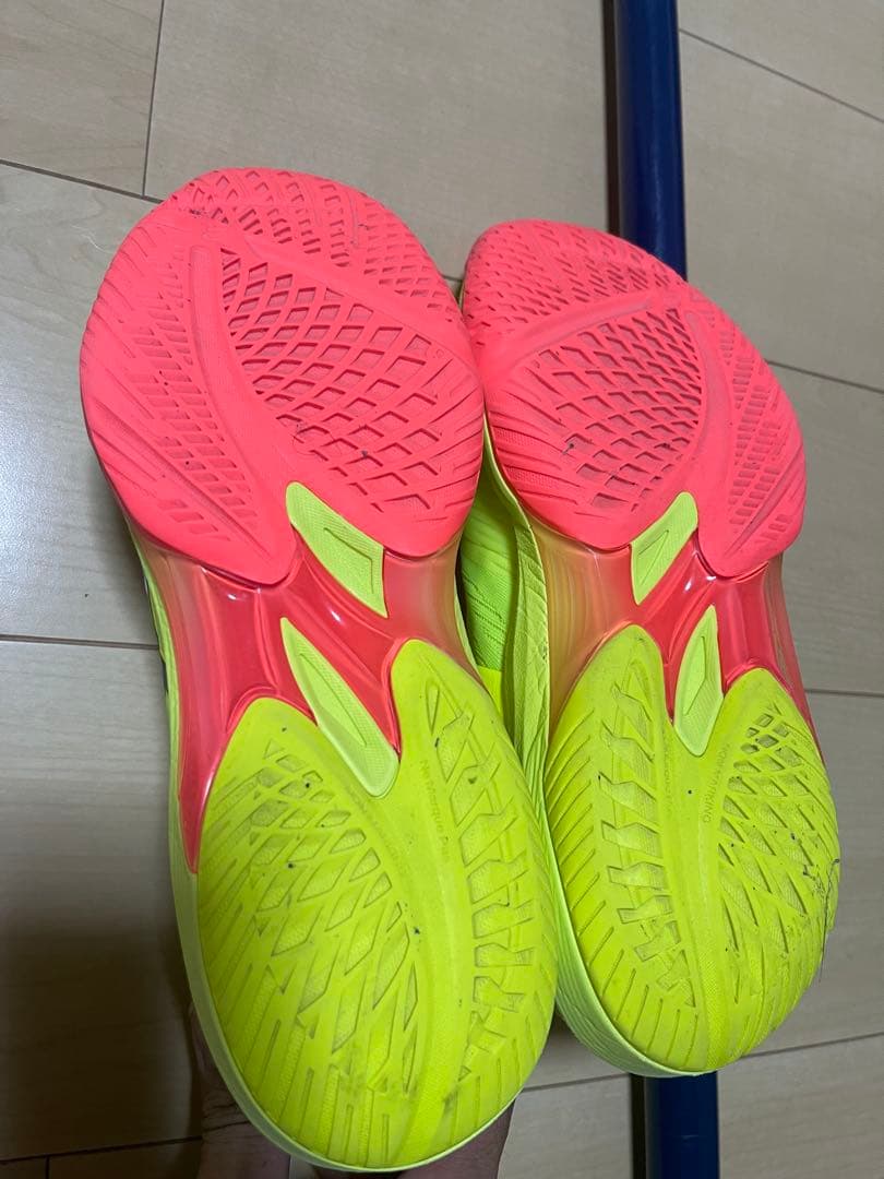 asics 蛍光イエローバレーボールシューズ