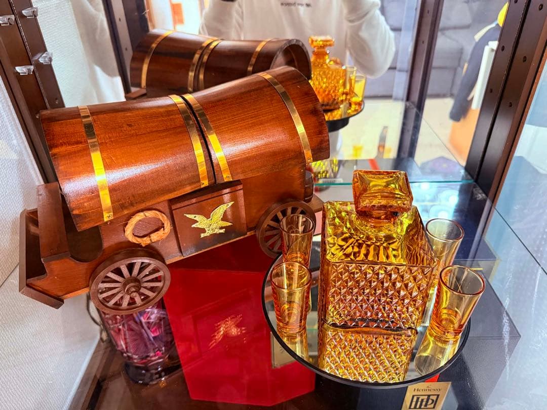 木製 車両型収納ボックスデカンター騎士の頭部デザインの装飾品 2 セット.