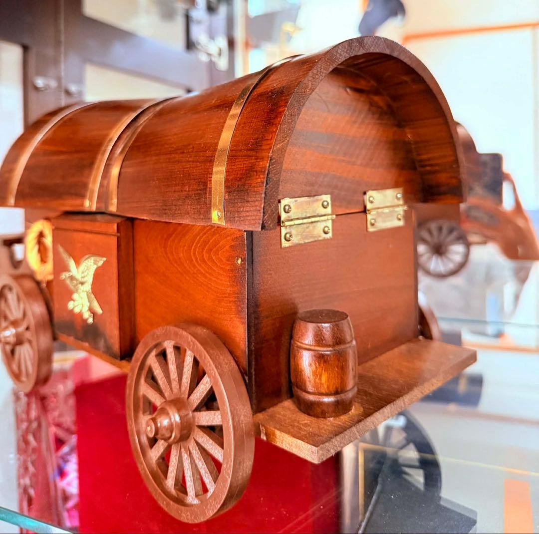 木製 車両型収納ボックスデカンター騎士の頭部デザインの装飾品 2 セット.