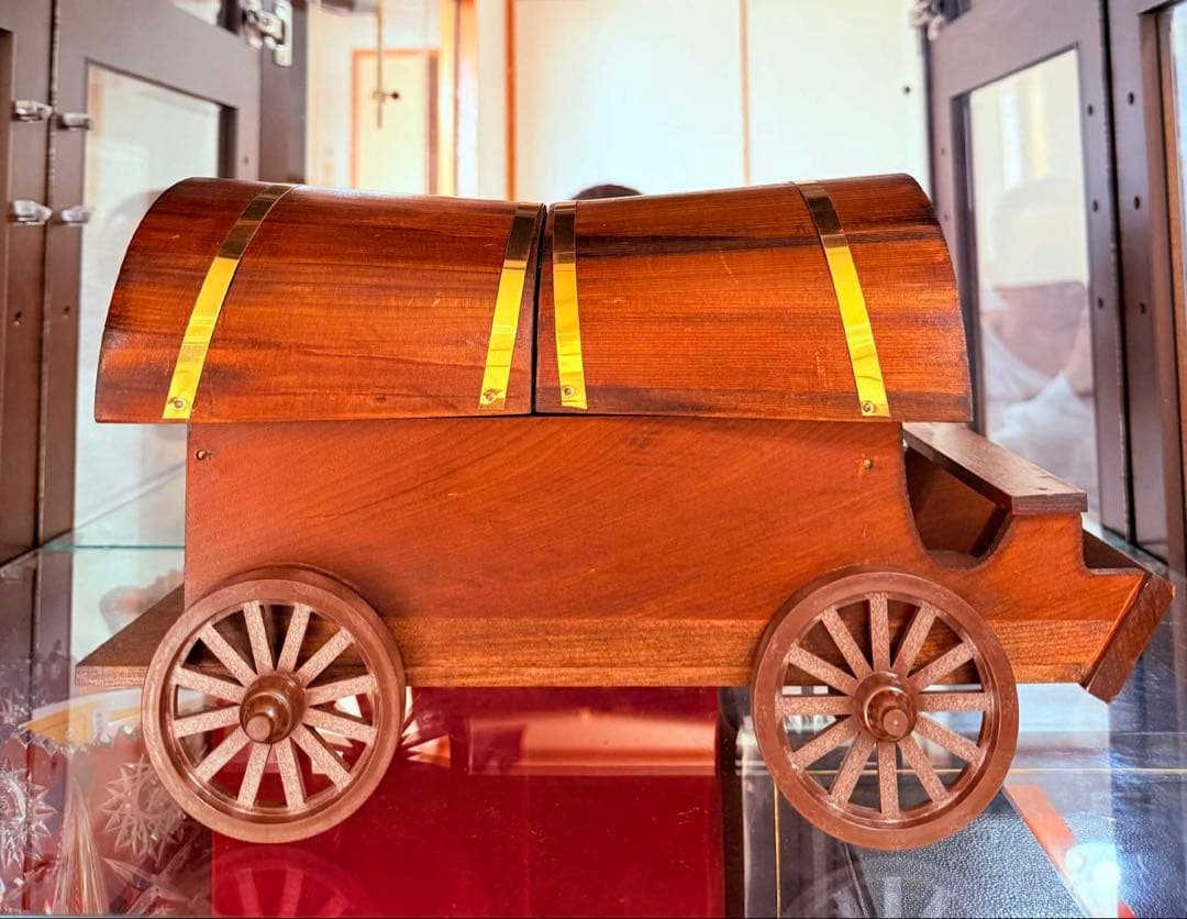 木製 車両型収納ボックスデカンター騎士の頭部デザインの装飾品 2 セット.