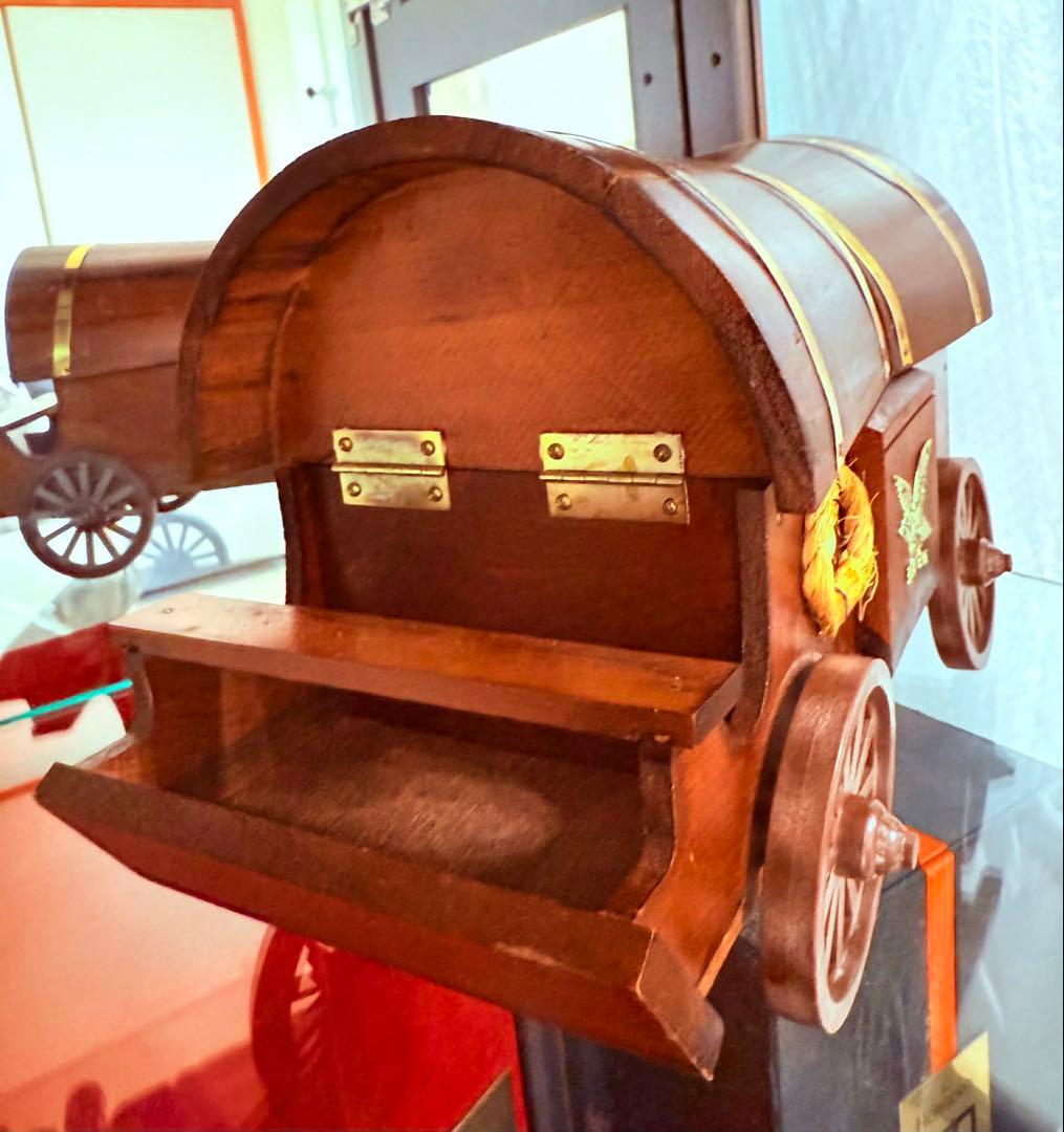 木製 車両型収納ボックスデカンター騎士の頭部デザインの装飾品 2 セット.