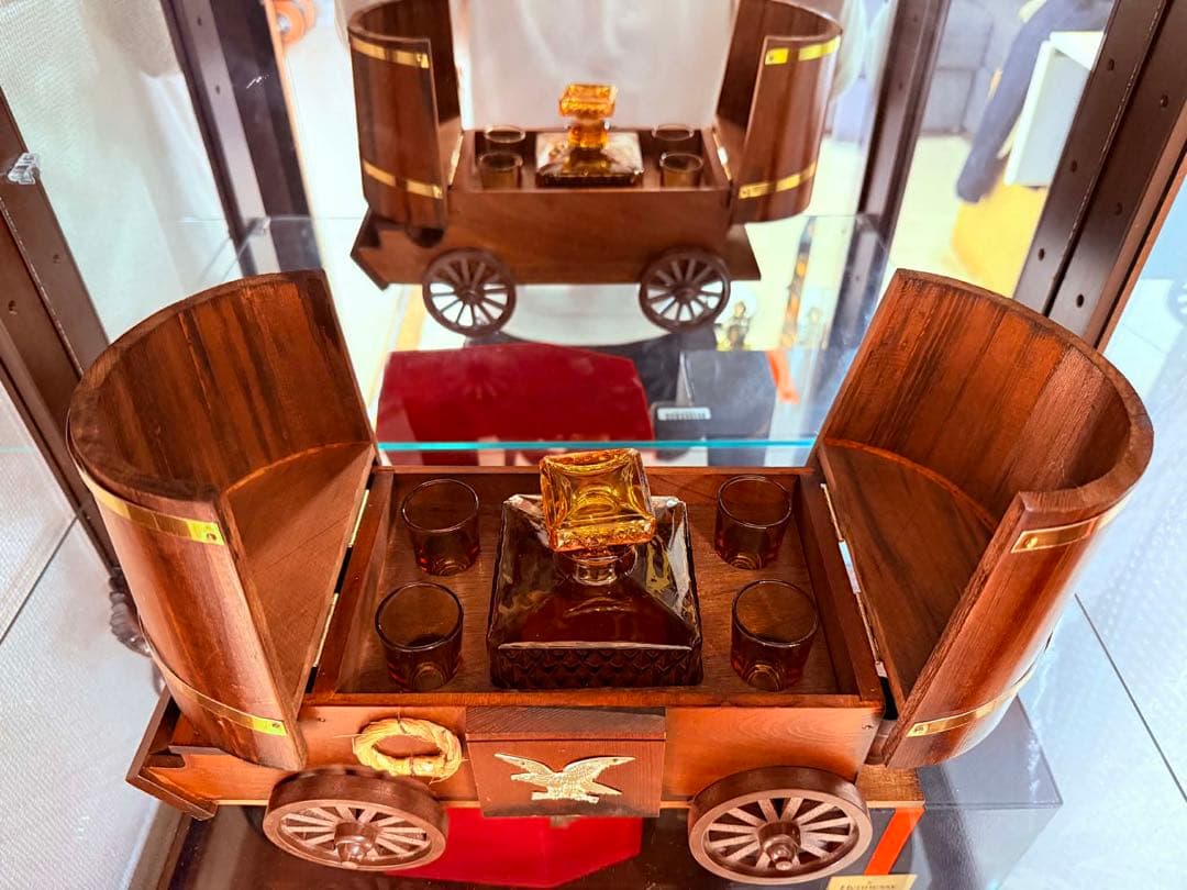 木製 車両型収納ボックスデカンター騎士の頭部デザインの装飾品 2 セット.